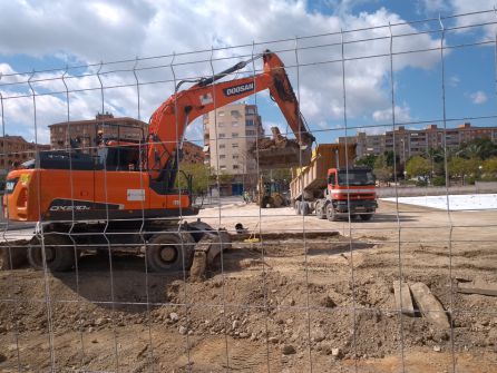 Las retroexcavadoras trabajaban esta mañana a buen ritmo aplanando el terreno donde se asentará el hospital de campaña. Las retroexcavadoras trabajaban esta mañana a buen ritmo aplanando el terreno donde se asentará el hospital de campaña.