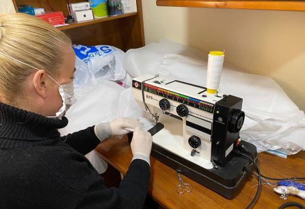 Charo, vecina de Bullas cosiendo batas en su casa para los profesionales sanitarios Charo, vecina de Bullas cosiendo batas en su casa para los profesionales sanitarios