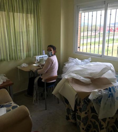 Encarni, otra de las vecinas de Bullas que se encarga de terminar el trabajo que llega desde Beniel y varias pedanias murcianas como Alquerías, Zeneta, El Raal o Torreagüera Encarni, otra de las vecinas de Bullas que se encarga de terminar el trabajo que llega desde Beniel y varias pedanias murcianas como Alquerías, Zeneta, El Raal o Torreagüera