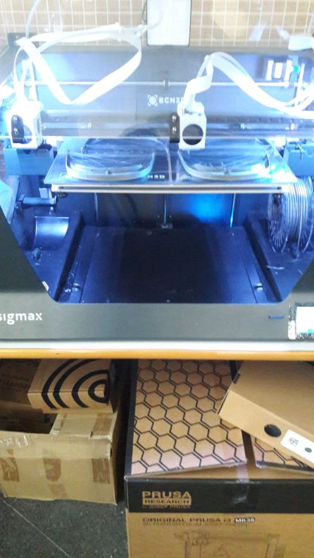 Impresora 3D fabricando la base de una máscara protectora Impresora 3D fabricando la base de una máscara protectora