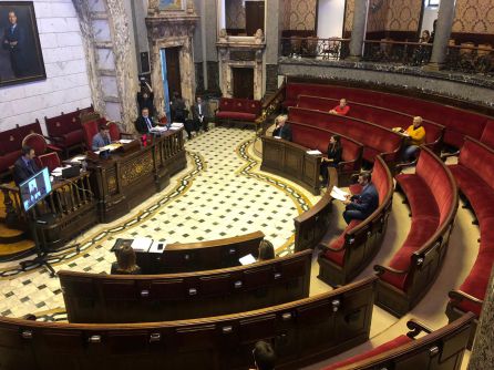 El hemiciclo del Ayuntamiento de València ha estado semivacío en el pleno de marzo y con los concejales separados por, al menos, metro y medio de distancia El hemiciclo del Ayuntamiento de València ha estado semivacío en el pleno de marzo y con los concejales separados por, al menos, metro y medio de distancia