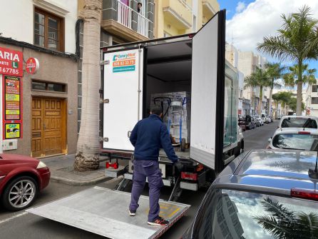 Empleados de Canary Meat descargando comida donada al Banco de Alimentos. Empleados de Canary Meat descargando comida donada al Banco de Alimentos.