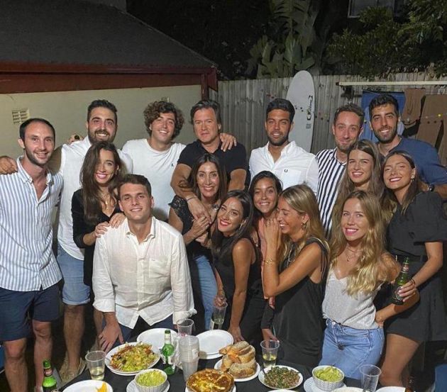Jóvenes españoles (varios de ellos naturales de Alicante) en Australia. Entre ellos, Rafa, Fernando, Andrea, Gerardo y Alejandro, a la izquierda de la imagen Jóvenes españoles (varios de ellos naturales de Alicante) en Australia. Entre ellos, Rafa, Fernando, Andrea, Gerardo y Alejandro, a la izquierda de la imagen