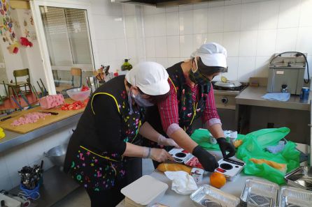 Vecinas del municipio creando los menús para familias de Villatorres que lo necesitan Vecinas del municipio creando los menús para familias de Villatorres que lo necesitan