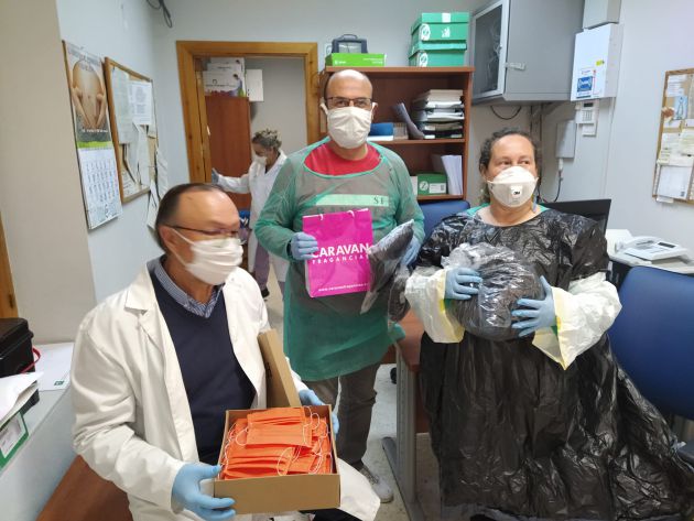Entregando material en el centro de salud de Aznalcóllar Entregando material en el centro de salud de Aznalcóllar