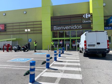 Militares del Ejército de Tierra a las puertas de Carrefour Úbeda Militares del Ejército de Tierra a las puertas de Carrefour Úbeda