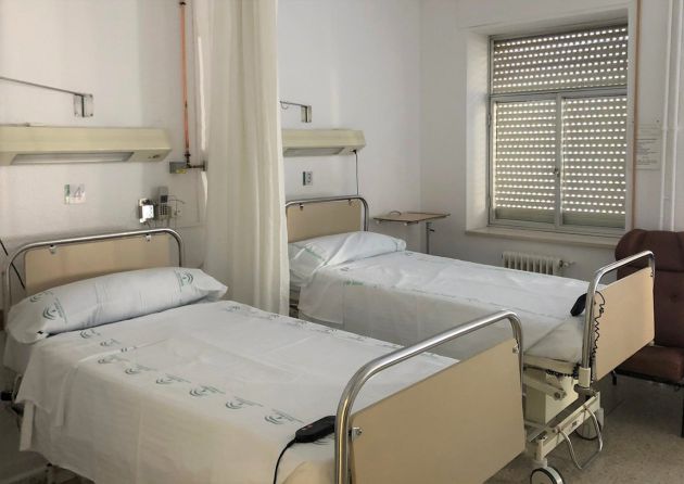 Una de las habitaciones de la zona especial habilitada para pacientes con covid-19 en el viejo hospital San Cecilio de Granada Una de las habitaciones de la zona especial habilitada para pacientes con covid-19 en el viejo hospital San Cecilio de Granada