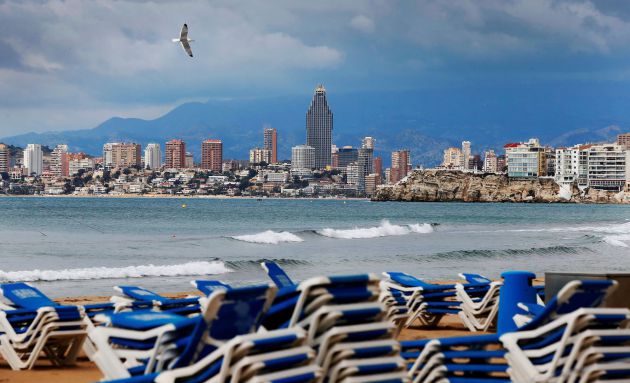Vista general de Benidorm, la ciudad emblemática del turismo en España, que muestra estos días una estampa muy alejada de la habitual, muy diferente incluso de los meses invernales de moderada ocupación, todo por culpa del coronavirus. Vista general de Benidorm, la ciudad emblemática del turismo en España, que muestra estos días una estampa muy alejada de la habitual, muy diferente incluso de los meses invernales de moderada ocupación, todo por culpa del coronavirus.