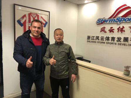 El entrenador castellonense, Simón Casinos, junto al presidente del Jinhua Beichen FC El entrenador castellonense, Simón Casinos, junto al presidente del Jinhua Beichen FC