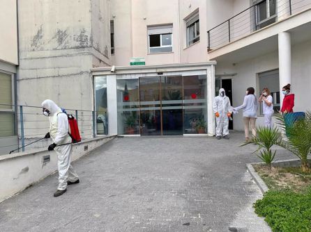 Momento de la desinfección de los exteriores de la Residencia de Mayores Sierra Mágina de Bedmar Momento de la desinfección de los exteriores de la Residencia de Mayores Sierra Mágina de Bedmar
