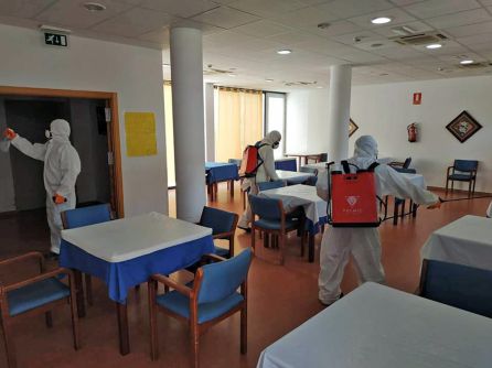 También se procede al la desinfección del interior de la residencia de mayores También se procede al la desinfección del interior de la residencia de mayores