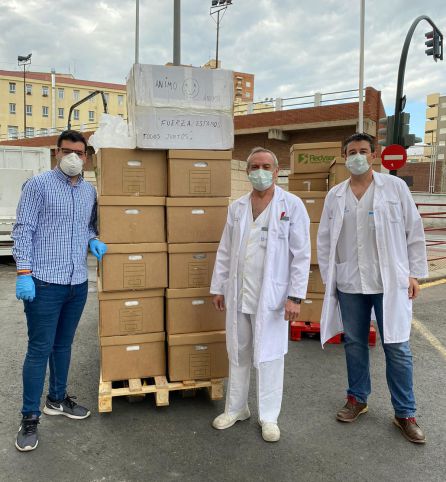 La llegada de las 2.200 batas al hospital Morales Meseguer, ha sido recibida con gran alegría por parte de los profesionales sanitarios La llegada de las 2.200 batas al hospital Morales Meseguer, ha sido recibida con gran alegría por parte de los profesionales sanitarios