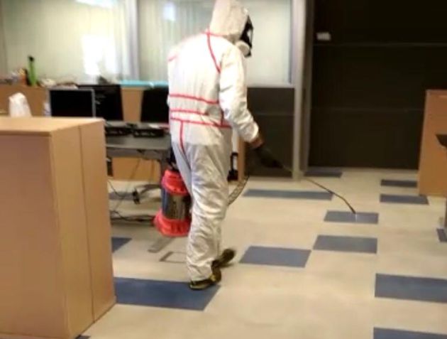 Un empleado de Nexter en una oficina realizando labores de desinfección Un empleado de Nexter en una oficina realizando labores de desinfección