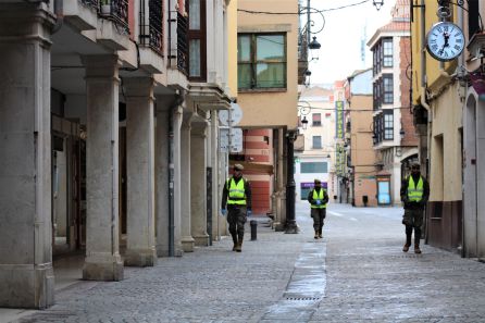 Miembros del Regimiento de Transmisiónes en labores de reconocimiento del centro de Aranda dentro de la Operación Balmis Miembros del Regimiento de Transmisiónes en labores de reconocimiento del centro de Aranda dentro de la Operación Balmis