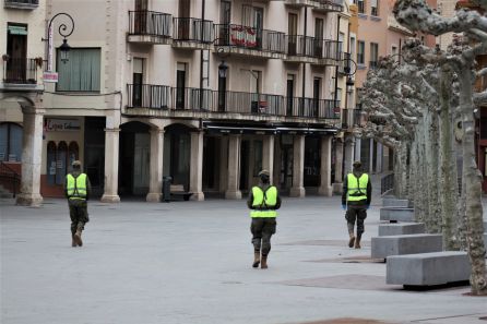 Miembros del Regimiento de Transmisiónes en la Plaza Mayor de Aranda dentro de la Operación Balmis Miembros del Regimiento de Transmisiónes en la Plaza Mayor de Aranda dentro de la Operación Balmis