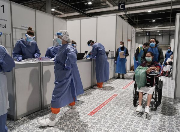 Imágenes del traslado de pacientes en el hospital provisional de Ifema del pabellón 5 al 7