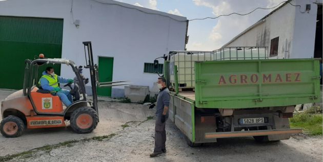 En Quesada Nufol entrega 3.000 litros de productos de desinfección al ayuntamiento En Quesada Nufol entrega 3.000 litros de productos de desinfección al ayuntamiento