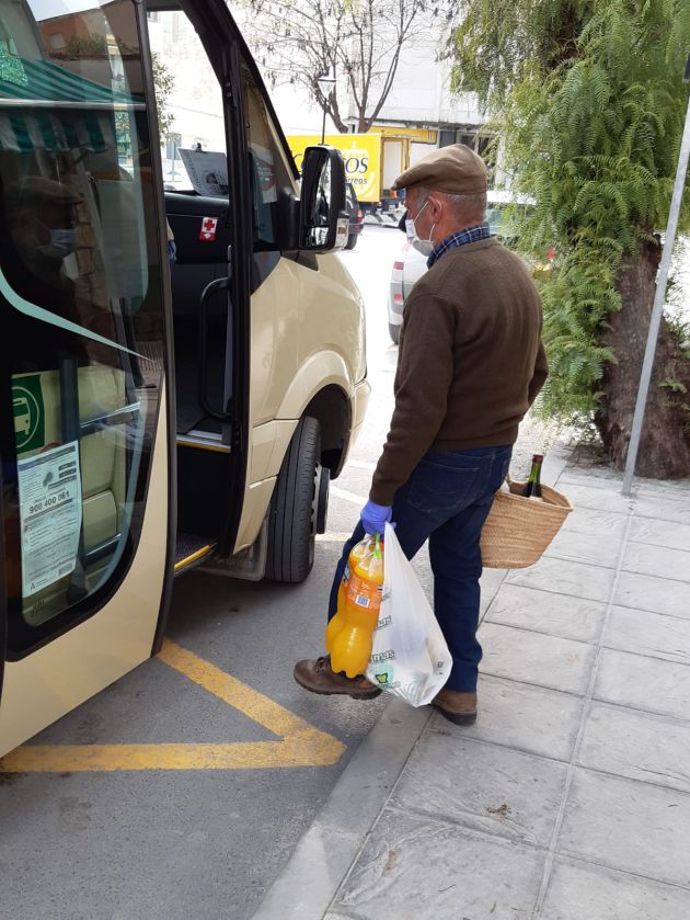 Las personas mayores residentes en las aldeas de Quesada ya pueden disponer de liquidez y realizar sus compras Las personas mayores residentes en las aldeas de Quesada ya pueden disponer de liquidez y realizar sus compras