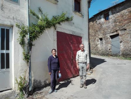 Perpetua y Luis, junto a su casa en Rihonor de Castilla Perpetua y Luis, junto a su casa en Rihonor de Castilla