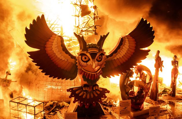 Imagen de una hoguera ardiendo durante las Fiestas de Sant Joan Imagen de una hoguera ardiendo durante las Fiestas de Sant Joan