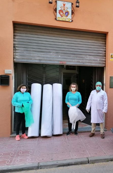 Componentes de la hermandad de la Santa Cena realizan labores solidarias frente al coronavirus Componentes de la hermandad de la Santa Cena realizan labores solidarias frente al coronavirus