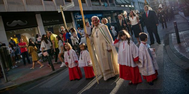 Julian Sanchez Mora, pregonero de la Semana Santa de este año es el director del Colegio Salesianos 'Hermano Gárate' en el centro junto a varios niños, durante la procesión Julian Sanchez Mora, pregonero de la Semana Santa de este año es el director del Colegio Salesianos 'Hermano Gárate' en el centro junto a varios niños, durante la procesión