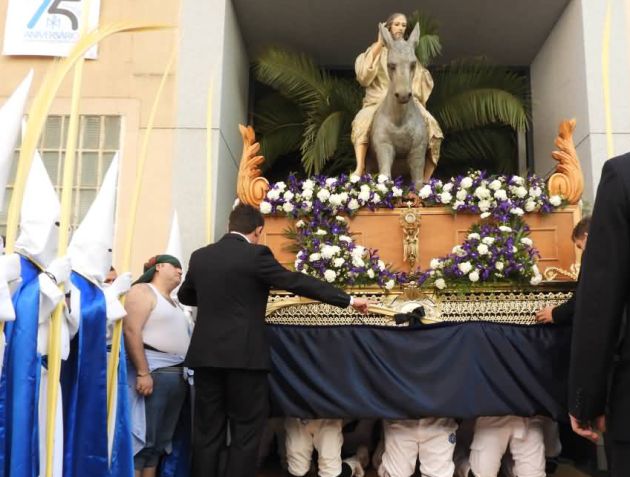 Momento de la salida del paso de la Borriquilla Momento de la salida del paso de la Borriquilla