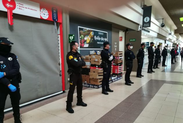 Agentes de Policía Nacional y Local se han sumado a los aplausos en Carrefour este viernes Agentes de Policía Nacional y Local se han sumado a los aplausos en Carrefour este viernes