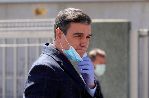 El presidente del gobierno, Pedro Sánchez, se protege con mascarilla y guantes a su llegada a las instalaciones de la empresa Hersill, en Móstoles. El presidente del gobierno, Pedro Sánchez, se protege con mascarilla y guantes a su llegada a las instalaciones de la empresa Hersill, en Móstoles.