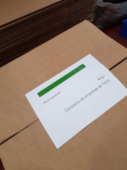 Una de las cajas con material Una de las cajas con material