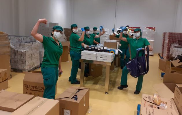 Interior de las instalaciones del Grupo Ybarra con los voluntarios trabajando en las bolsas Interior de las instalaciones del Grupo Ybarra con los voluntarios trabajando en las bolsas