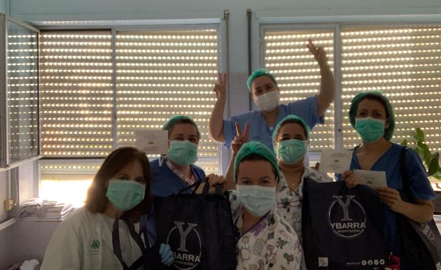 Sanitarias del hospital Virgen del Rocío saludan, con alegría, la recepción de las bolsas solidarias de comida Sanitarias del hospital Virgen del Rocío saludan, con alegría, la recepción de las bolsas solidarias de comida