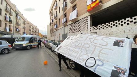 Efectivos de Protección Civil desplegaron una pancarta con el mensaje de Elena González Efectivos de Protección Civil desplegaron una pancarta con el mensaje de Elena González