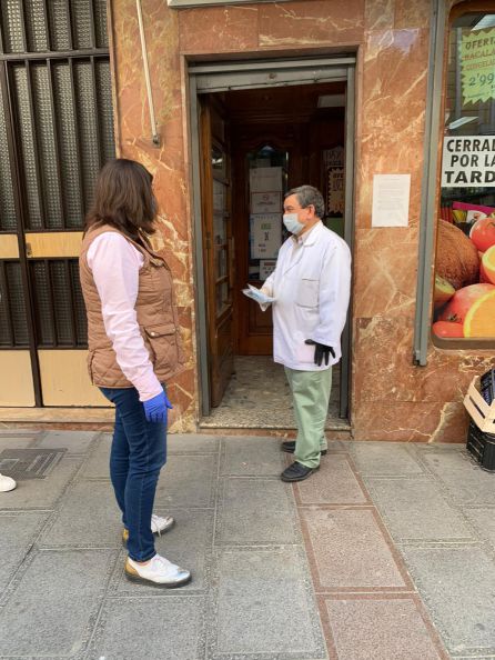 La alcaldesa entraga mascarillas a un comerciante en la calle General Fresneda La alcaldesa entraga mascarillas a un comerciante en la calle General Fresneda