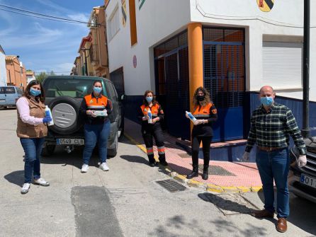 Momento de la entrega a Protección Civil, a los que agradece su labor Momento de la entrega a Protección Civil, a los que agradece su labor
