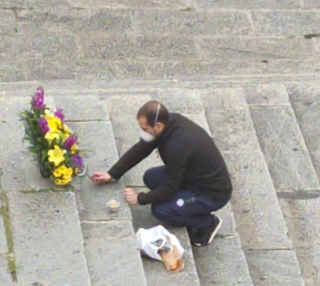 Vecinos del Crsito del Mercado colocan velas a los pies la Ermita del barrio Vecinos del Crsito del Mercado colocan velas a los pies la Ermita del barrio