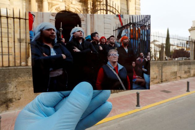 Foto de penitentes de la hermandad "Huerto" tomada en abril de 2019, frente a la calle vacía de la procesión en 2020. Foto de penitentes de la hermandad "Huerto" tomada en abril de 2019, frente a la calle vacía de la procesión en 2020.