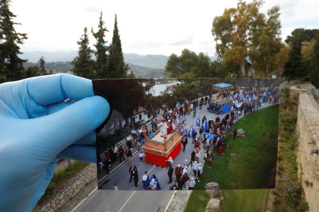 Foto de penitentes de la hermandad "Cristo Resucitado y Nuestra Señora de Loreto" tomada en abril de 2019, frente a la calle vacía en 2020. Foto de penitentes de la hermandad "Cristo Resucitado y Nuestra Señora de Loreto" tomada en abril de 2019, frente a la calle vacía en 2020.