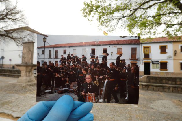 Foto de los miembros de una banda musical después de una procesión tomada en abril de 2019. Hoy la imagen cambia a calles desiertas. Foto de los miembros de una banda musical después de una procesión tomada en abril de 2019. Hoy la imagen cambia a calles desiertas.