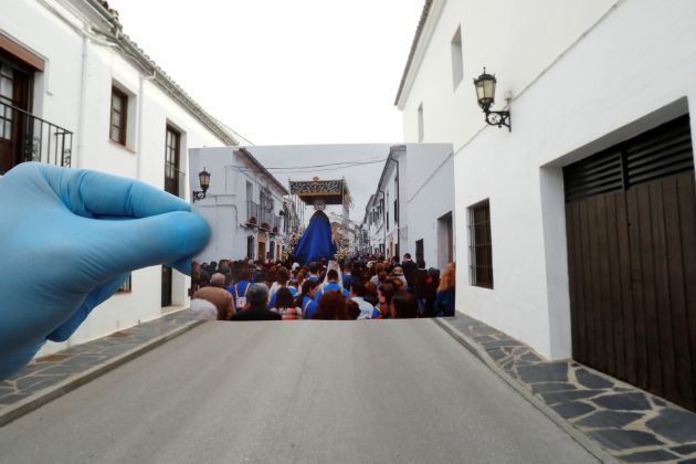 Penitentes de la hermandad "Cristo Resucitado y Nuestra Señora de Loreto" de Ronda (abril 2019) frente a la calle de la procesión el pasado Domingo de Ramos Penitentes de la hermandad "Cristo Resucitado y Nuestra Señora de Loreto" de Ronda (abril 2019) frente a la calle de la procesión el pasado Domingo de Ramos