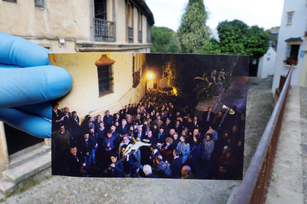Vía Crucis por una de las calles de Ronda (abril de 2019) frente a la calle de la procesión hoy vacía por la pandemia Vía Crucis por una de las calles de Ronda (abril de 2019) frente a la calle de la procesión hoy vacía por la pandemia