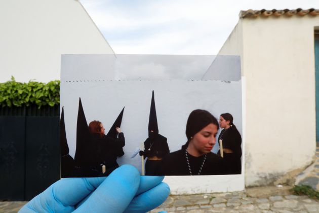 Miembros de la hermandad "Santo Entierro" de Ronda (marzo de 2018), frente a la calle de la procesión en la actualidad Miembros de la hermandad "Santo Entierro" de Ronda (marzo de 2018), frente a la calle de la procesión en la actualidad