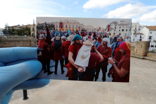 La hermandad de los "Gitanos" de Ronda cruzando el puente en abril de 2019, y de fondo la vía actual. La hermandad de los "Gitanos" de Ronda cruzando el puente en abril de 2019, y de fondo la vía actual.