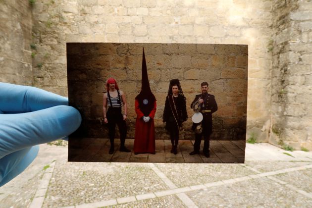 Miembros de la hermandad de los "Gitanos" de Ronda (Málaga) en marzo 2018 momentos antes de salir en procesión, y de fondo el mismo lugar pero vacío en esta Semana Santa Miembros de la hermandad de los "Gitanos" de Ronda (Málaga) en marzo 2018 momentos antes de salir en procesión, y de fondo el mismo lugar pero vacío en esta Semana Santa