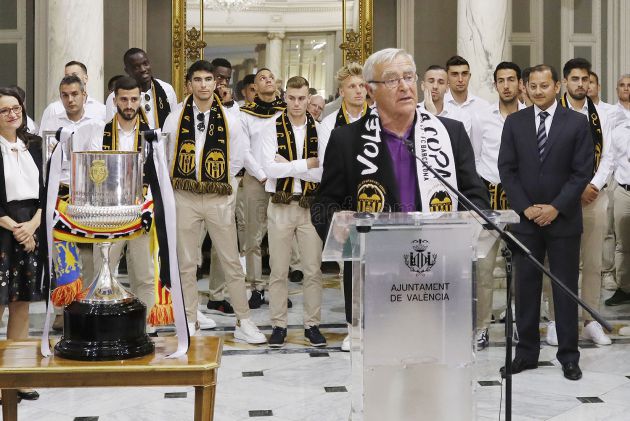 Joan Ribó, en el Ayuntamiento de València celebrando la Copa del Rey 18-19. Joan Ribó, en el Ayuntamiento de València celebrando la Copa del Rey 18-19.