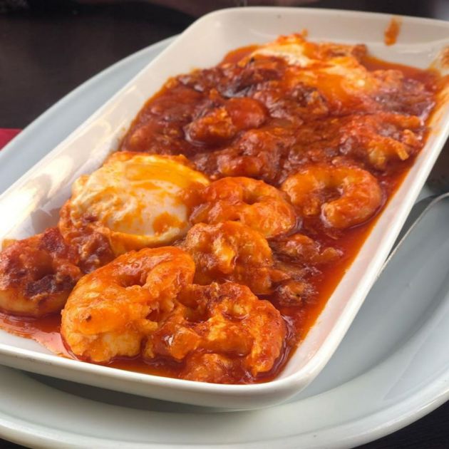 Langostinos, tomate frito y huevo del Barbiana Langostinos, tomate frito y huevo del Barbiana