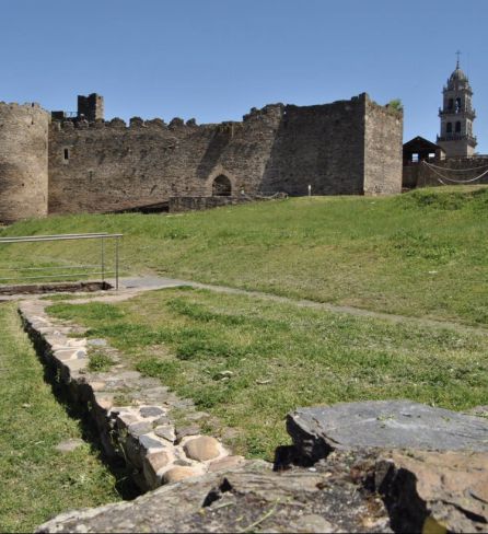 La torre vista desde dentro de la fortaleza La torre vista desde dentro de la fortaleza