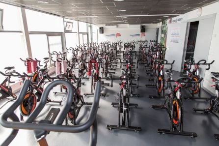 Aula de spinning en el Patronato de Puertollano, con una distancia entre bicis incompatible con los nuevos estándares sociosanitarios Aula de spinning en el Patronato de Puertollano, con una distancia entre bicis incompatible con los nuevos estándares sociosanitarios
