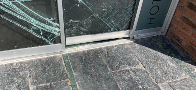 Puerta hotel reventada con monedas caídas en la huida Puerta hotel reventada con monedas caídas en la huida
