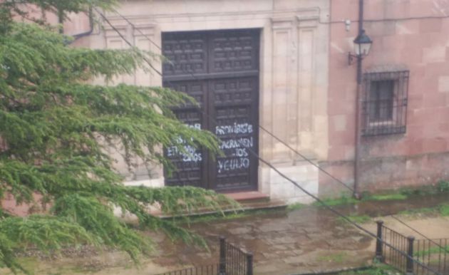 Pintada en la puerta del Seminario Pintada en la puerta del Seminario